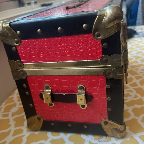 Vintage Red Buxton faux alligator and faux wood lined mini trunk/train case - Picture 2 of 16